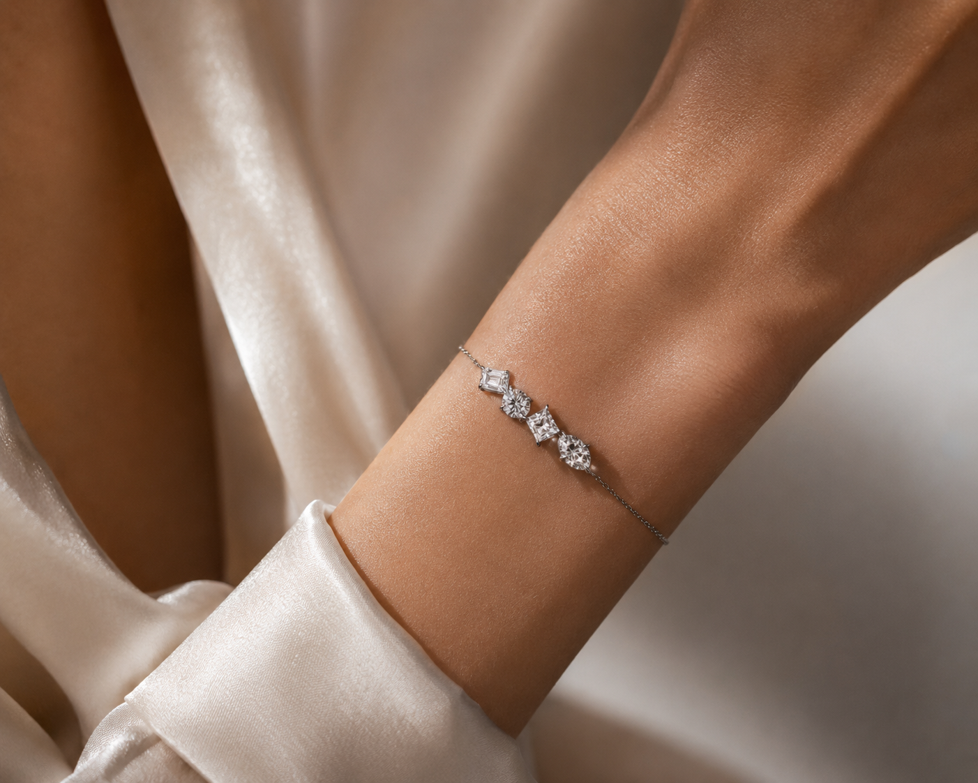 14K White Gold Diamond Bracelet (2.55g)