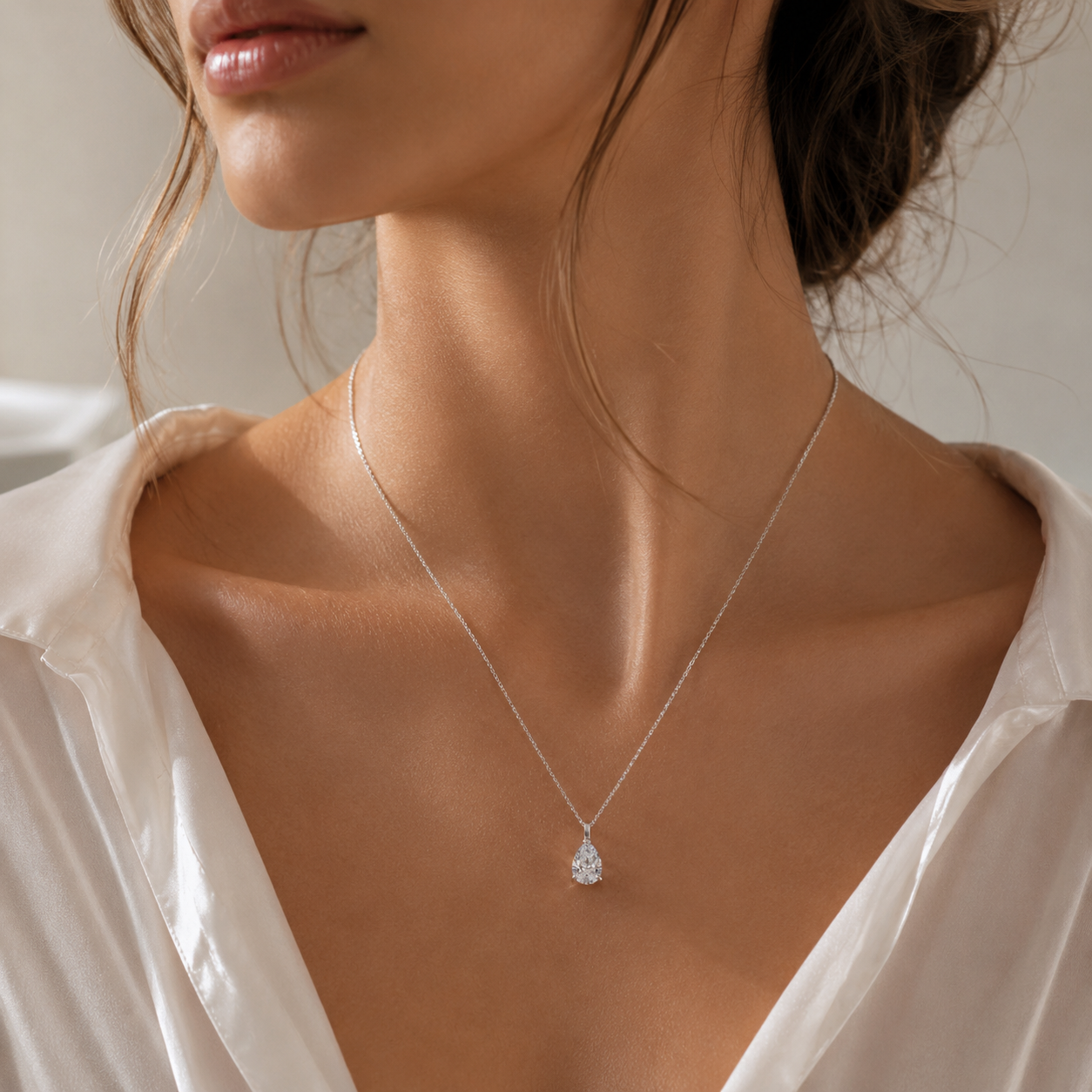18K White Gold Pear Diamond Solitaire Pendant(1 Carat)